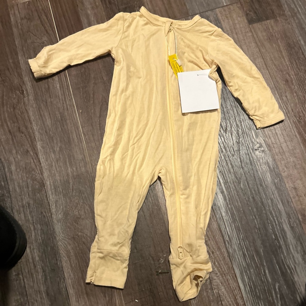 Guisby Baby Neutral Bamboo Stretch One Piece Pajamas Size 3-6 NWT KS01